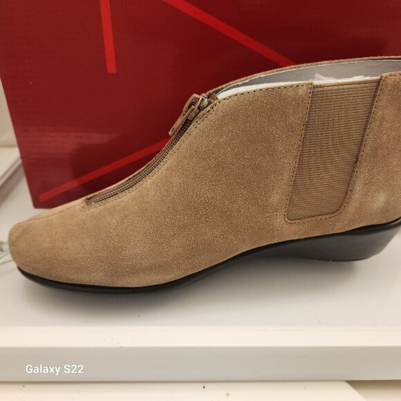 Aerosoles "Allowance" Tan Suede Wedge Booties. NIB. Size 8.5 - Picture 6 of 13